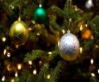 Τρεις μπάλες Χριστούγεννα κρέμεται από το δέντρ&amp;#9